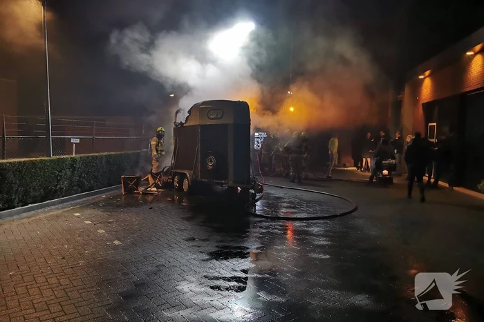 Paardentrailer in brand gestoken
