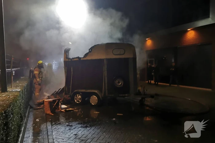 Paardentrailer in brand gestoken