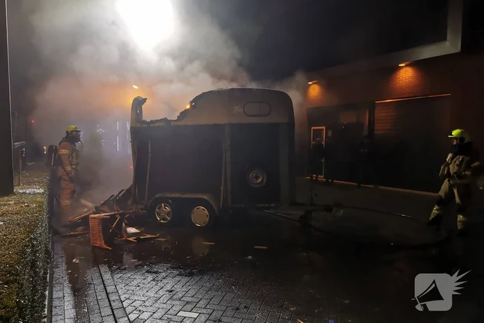 Paardentrailer in brand gestoken