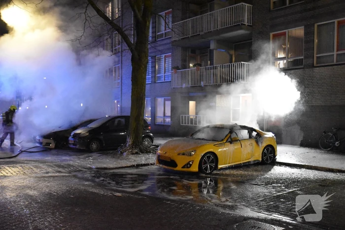 Twee auto's verwoest door brand