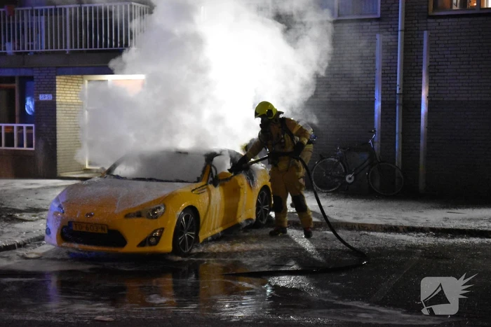Twee auto's verwoest door brand