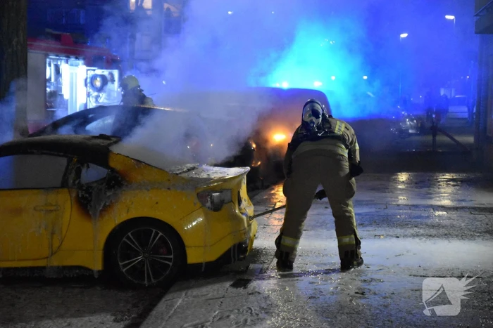 Twee auto's verwoest door brand
