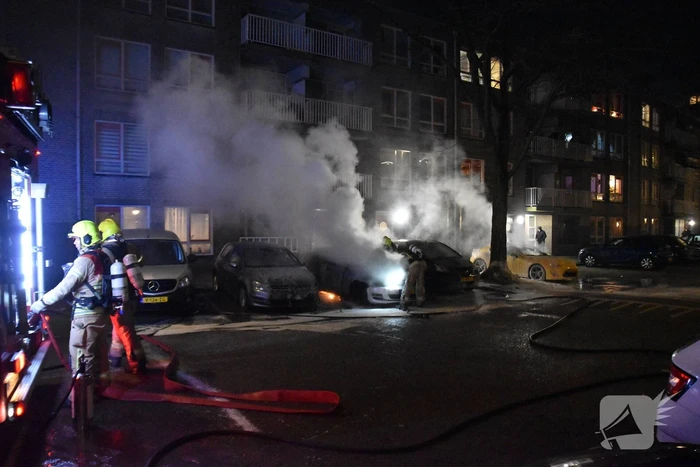 Twee auto's verwoest door brand