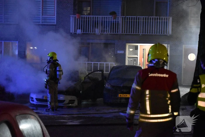 Twee auto's verwoest door brand