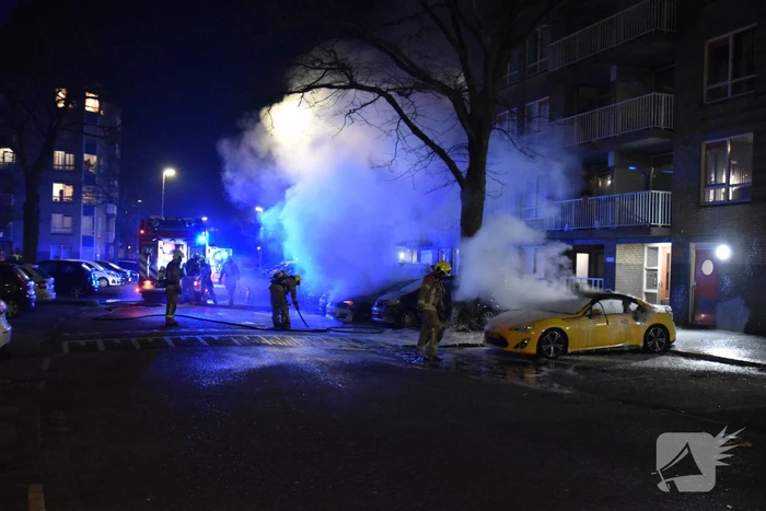 Twee auto's verwoest door brand