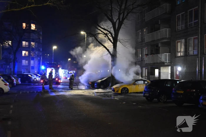 Twee auto's verwoest door brand