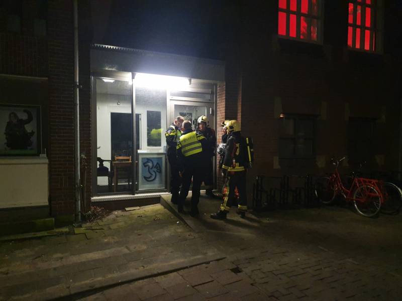 Jongeren vernielen ruit