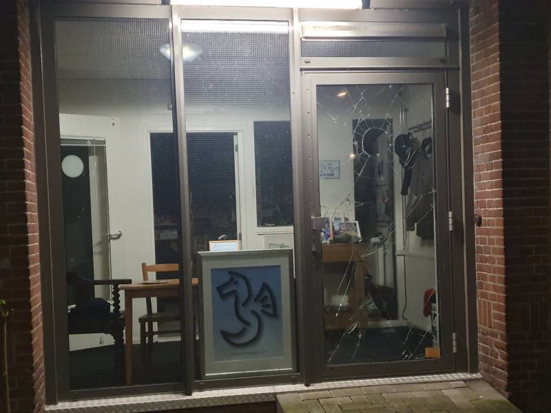 Jongeren vernielen ruit