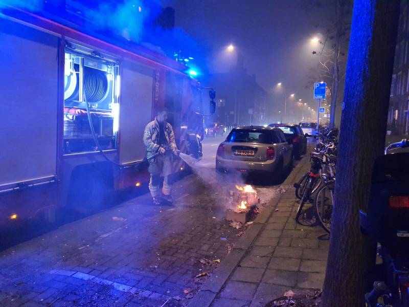 Auto bijna in brand door vuurwerk afval