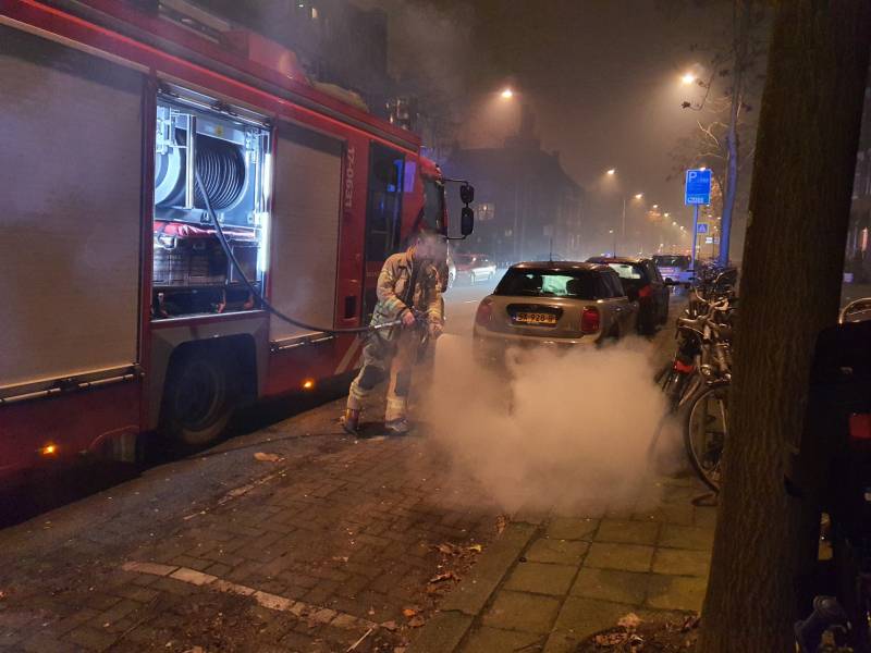 Auto bijna in brand door vuurwerk afval