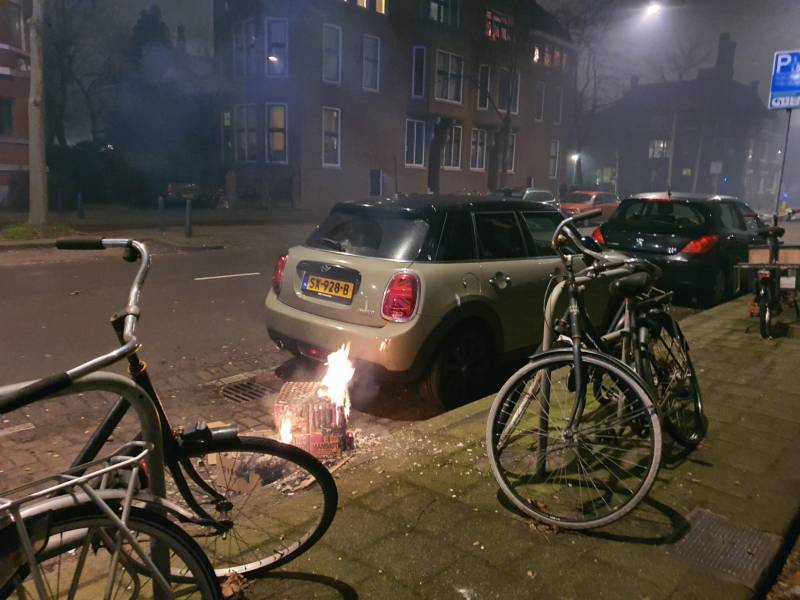 Auto bijna in brand door vuurwerk afval