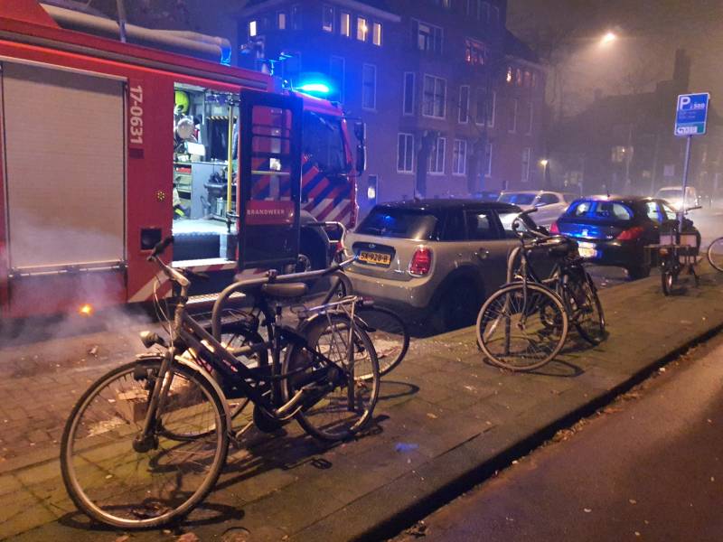 Auto bijna in brand door vuurwerk afval