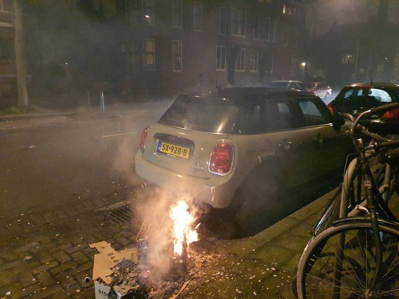 Auto bijna in brand door vuurwerk afval