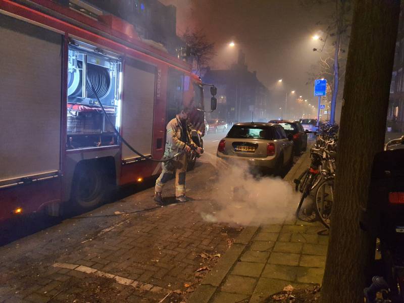 Auto bijna in brand door vuurwerk afval