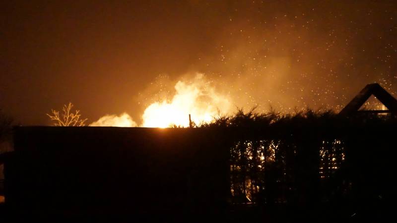 Vrijstaande loods verwoest door brand