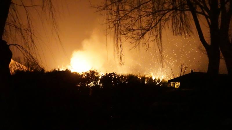 Vrijstaande loods verwoest door brand