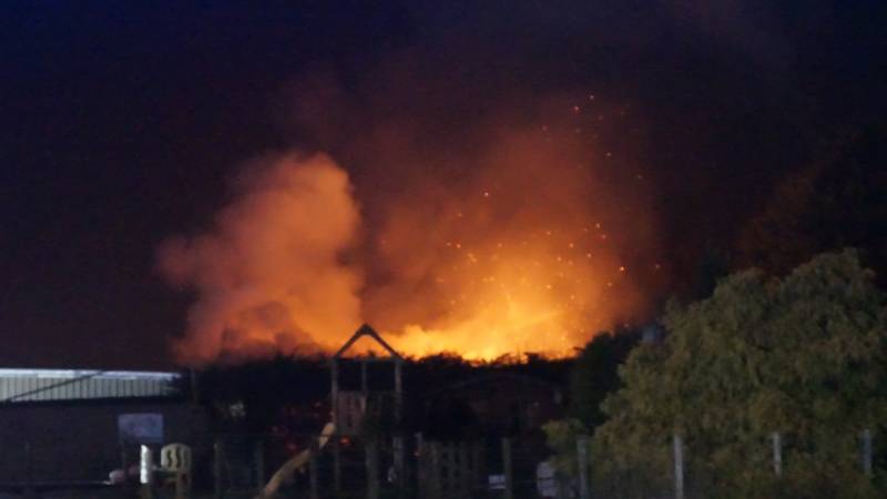 Vrijstaande loods verwoest door brand