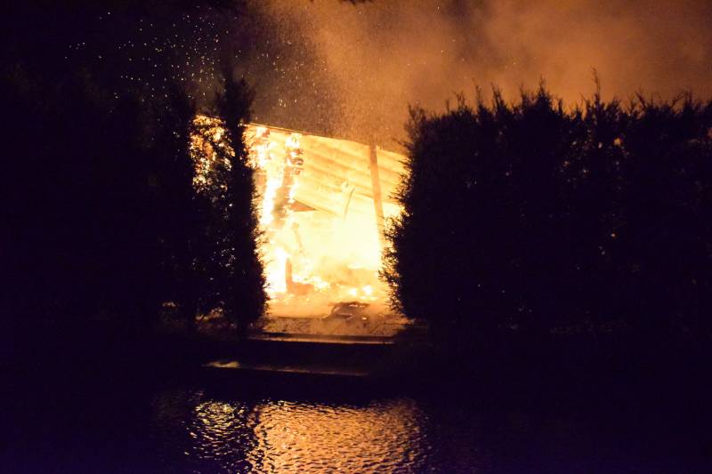 Vrijstaande loods verwoest door brand
