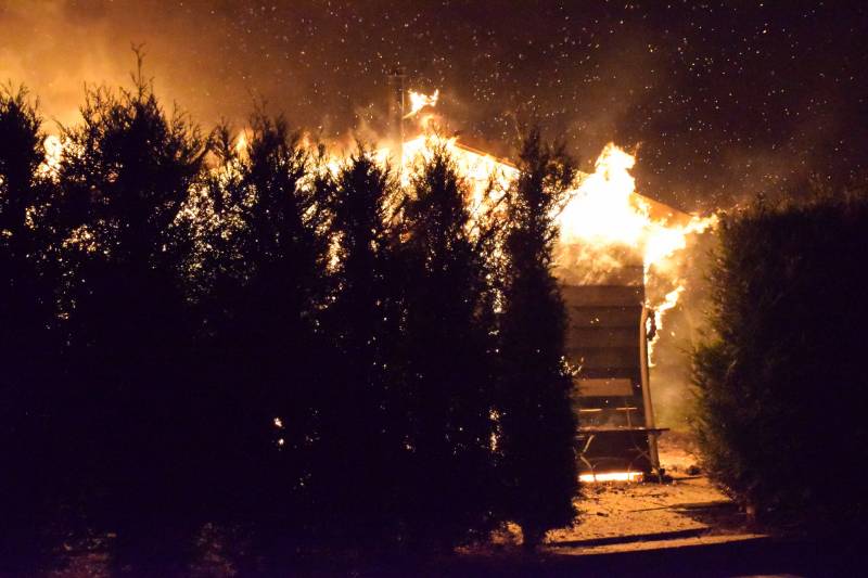 Vrijstaande loods verwoest door brand