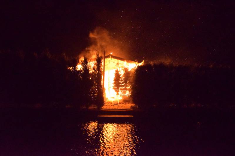 Vrijstaande loods verwoest door brand