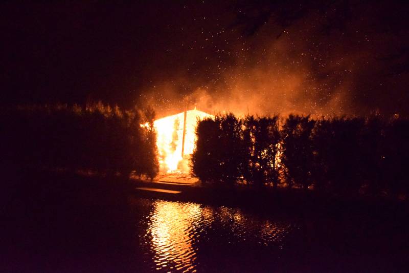 Vrijstaande loods verwoest door brand