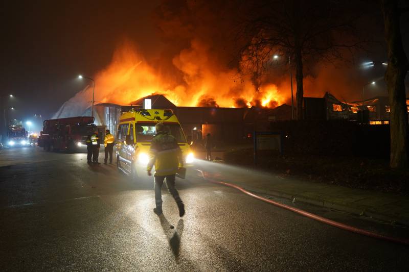 Uitslaande brand verwoest meerdere bedrijfspanden