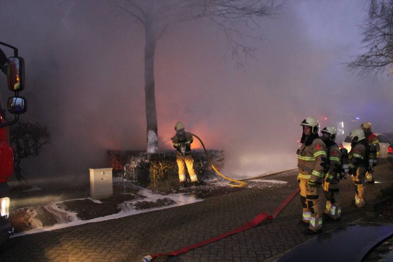 Auto brandt volledig uit