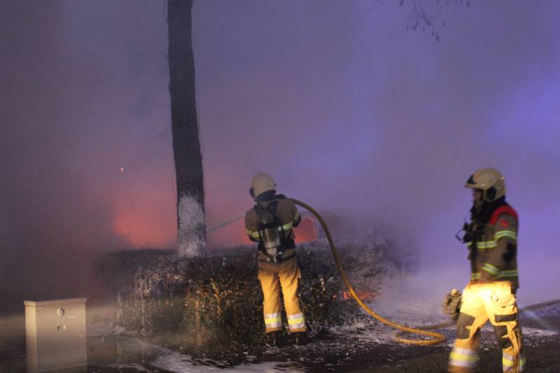 Auto brandt volledig uit