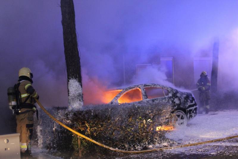 Auto brandt volledig uit