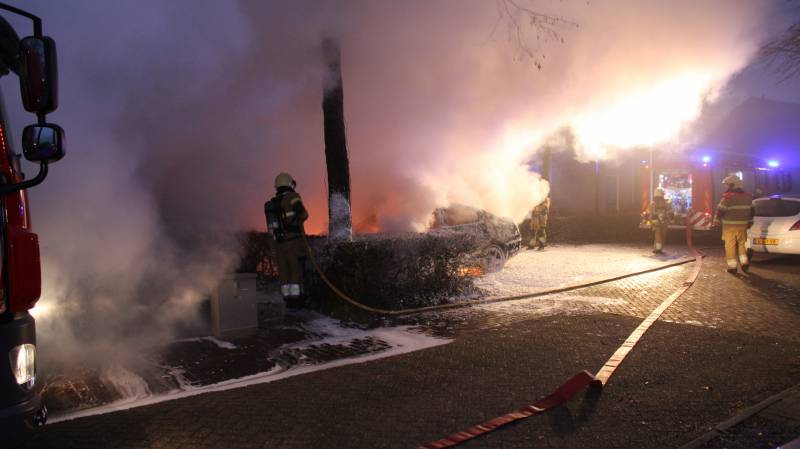 Auto brandt volledig uit