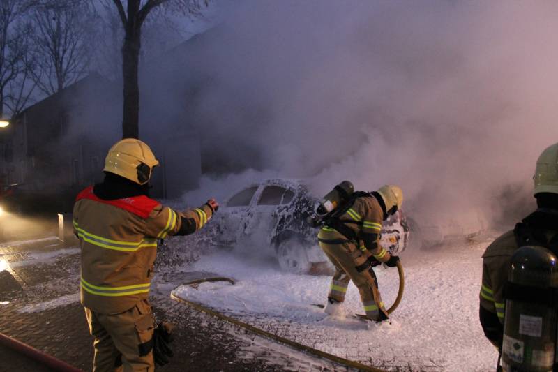 Auto brandt volledig uit