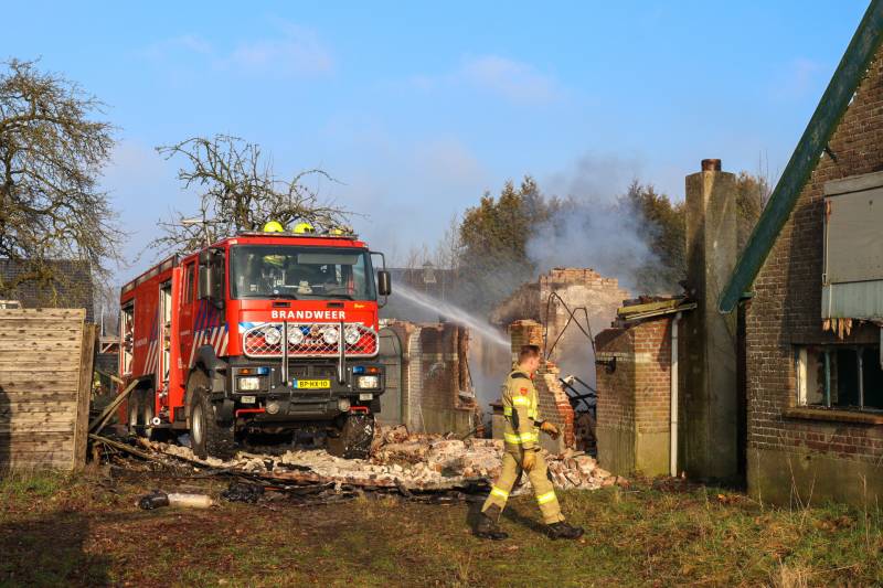 Brandweer blust afgebrande boerderij na