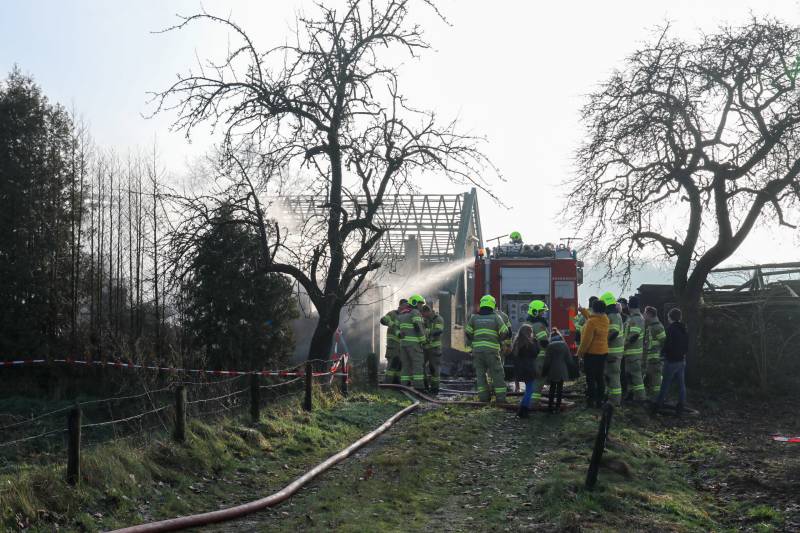 Brandweer blust afgebrande boerderij na