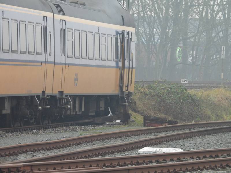Trein rijdt dwars door stootblok heen