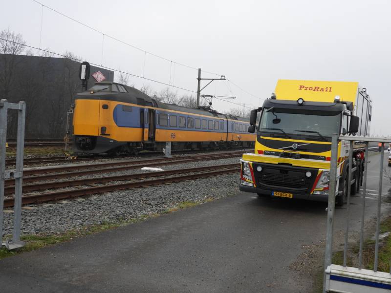 Trein rijdt dwars door stootblok heen