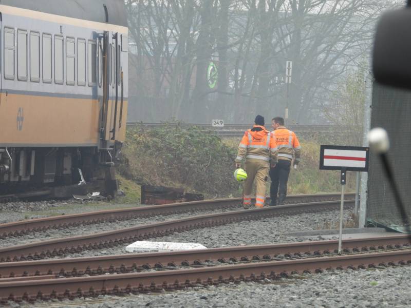 Trein rijdt dwars door stootblok heen