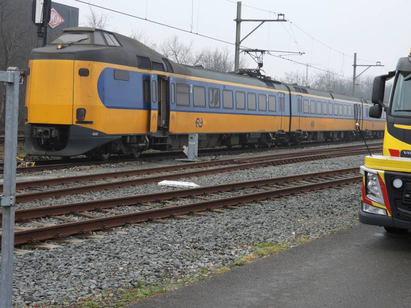 Trein rijdt dwars door stootblok heen