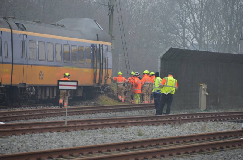 Trein rijdt dwars door stootblok heen