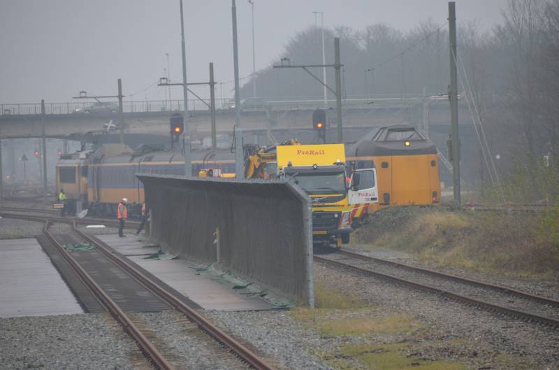 Trein rijdt dwars door stootblok heen
