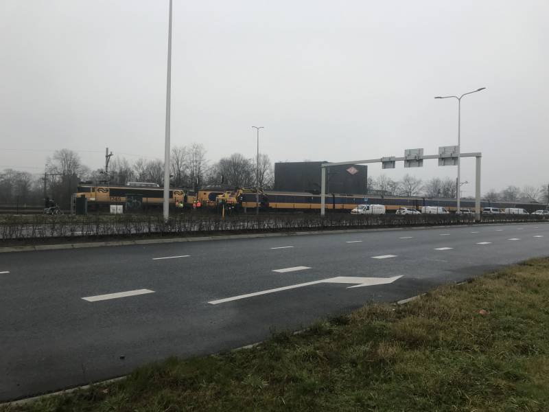 Trein rijdt dwars door stootblok heen