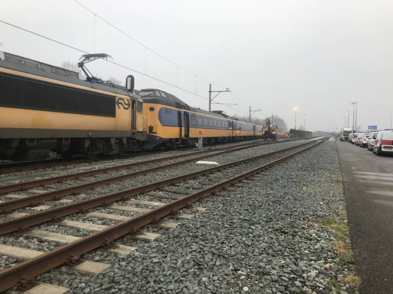 Trein rijdt dwars door stootblok heen