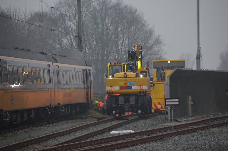Trein rijdt dwars door stootblok heen