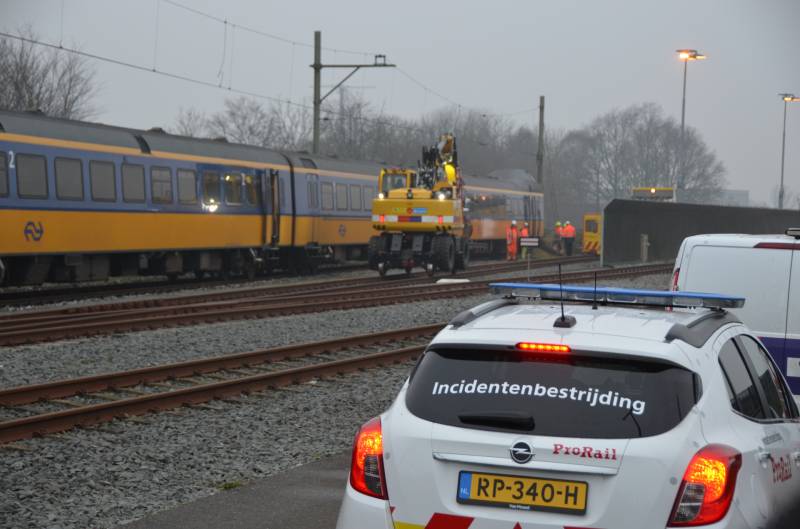 Trein rijdt dwars door stootblok heen