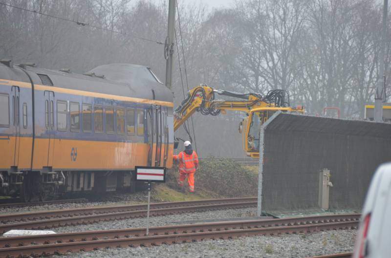 Trein rijdt dwars door stootblok heen