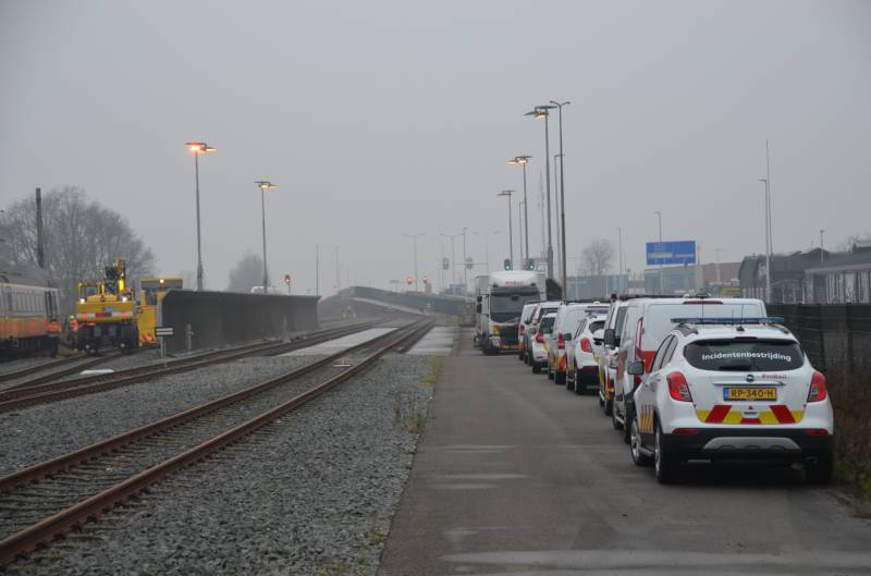 Trein rijdt dwars door stootblok heen