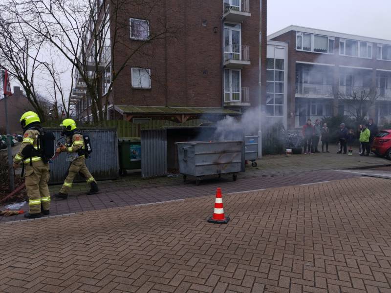Brand in vuilcontainer geblust