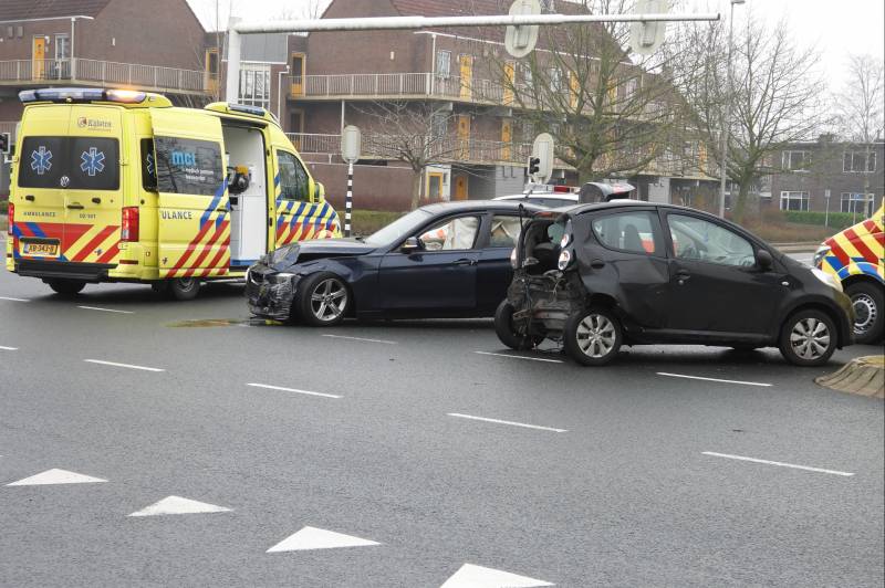 Auto gaat spinnen na botsing op kruispunt