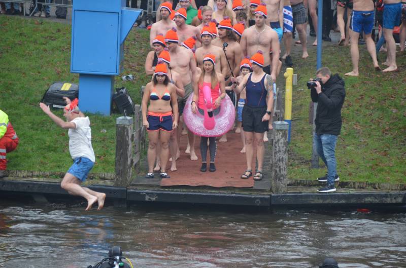 Veel toeschouwers bij nieuwjaarsduik