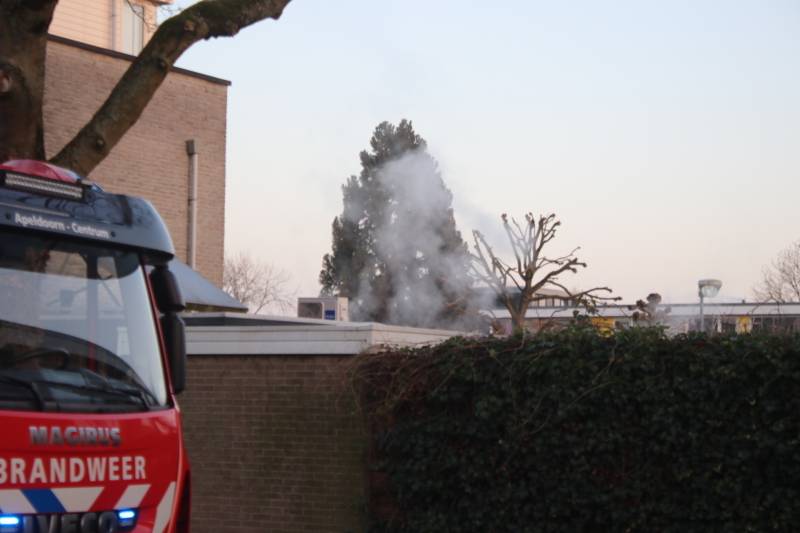 Brandweer blust afvalcontainer in tuin