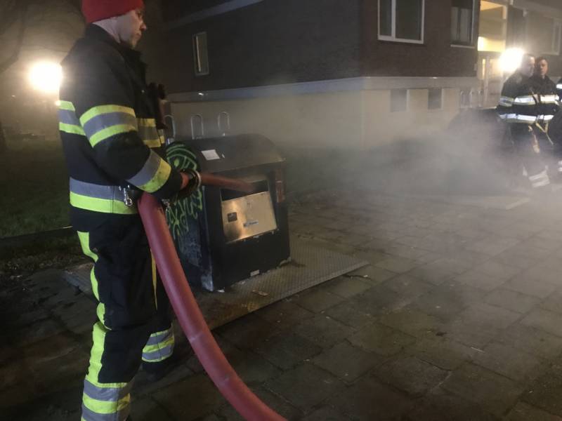 Brand in papiercontainer door vuurwerk